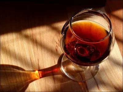 Vin mut portugais, il peut tre rouge ou blanc, et titre entre 15 et 20. On le sert  l'apritif, mais aussi avec du melon, ou dans certains cocktails. C'est :