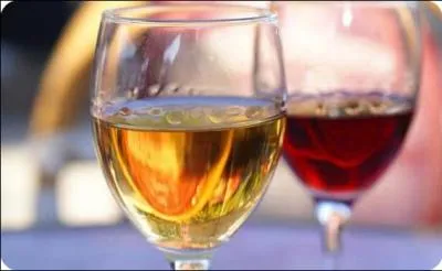 Fabriqu  base de mot de raisin et d'eau de vie de Cognac, il se consomme en apritif, mais aussi avec du melon. Blanc ou rouge, il se sert trs frais. C'est :