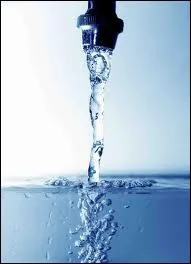 Quand l'eau est  l'tat liquide, les molcules sont...