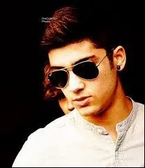 Comment s'appelle-t-il (prnom(s) et nom en entier) ?