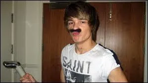 Une fan a demand  Liam 3 choses dont il ne pouvait pas se passer. Il a rpondu :  Un spray pour les cheveux, du produit pour le visage et ...  