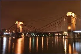 Attribuez le bon dpartement  Vitry-sur-Seine que l'on peut voir ici photographie de nuit :