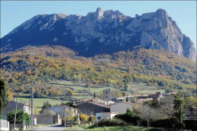 [Folklore] Quel village du Languedoc est connu pour les nombreuses légendes entourant la montagne voisine, notamment en décembre 2012 ? (une seule réponse vraie)