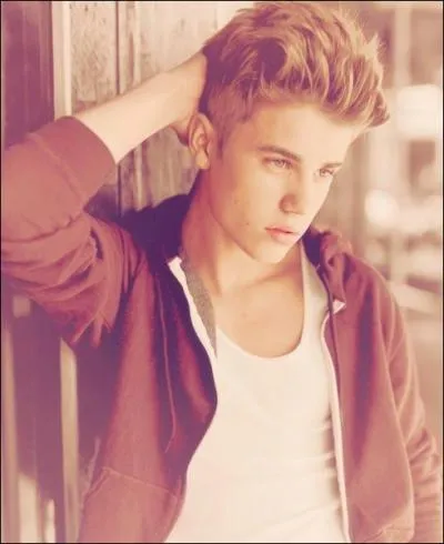 A la base, pourquoi Justin jouait devant le Avon Theatre ?