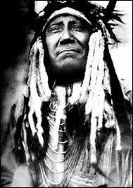 Voici un des plus grands guerriers cheyennes, trs redout. en 1914, il rencontre le Prsident amricain  Washington...