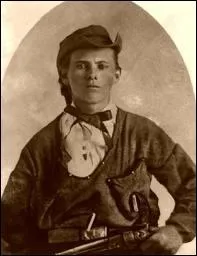 Hors la loi trs dangereux, attaque les banques, les diligences, les trains, redistribue aux victimes de la guerre de Scession...