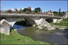 Dans quel cours d'eau se jette l'Azergues  six kilomtres de Villefranche-sur-Sane ( dpartement du Rhne ) ?