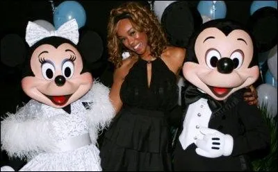 Quelle diva est entre Mickey et Minnie ?