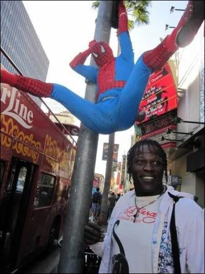 Qui s'est discr�tement gliss� au-dessus de R-Truth ?