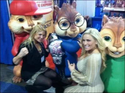 Dans quel film jouent les personnages qui sont en compagnie de Natalya et Beth Phoenix ?