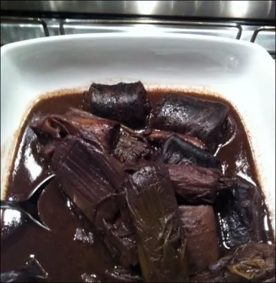 Quel est ce plat de poisson que l'on coupe en tronons de 6  7 cm, de poireau, de vieux vin de Bordeaux, de jambon en ds, d'ail et de petits oignons ?