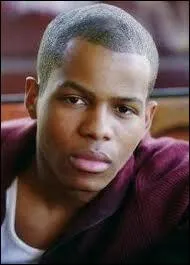 Le petit ami de Claire est :