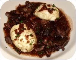 Que sont ces oeufs pochs dans du vin rouge accompagns d'une sauce au vin rouge, lardons, oignons et chalottes, en gnral servis sur du pain grill ?