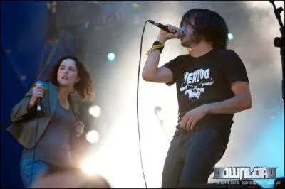 Quel groupe britannique de fusion comprenant un chanteur et une chanteuse s'est fait connatre avec l'album  Stacked up  et le titre  Age of panic  ?