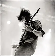 Quel groupe est toujours emmen par Dave Grohl, l'ancien batteur de Nirvana ?