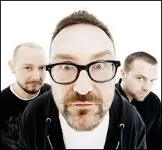 Le chanteur Andy Cairns tait dj  l'affiche du festival l'anne prcdente. Comment s'appelle son groupe ?