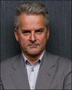 Il mne son quipe avec doigt, dans la srie titre en VF Meurtres en sommeil. C'est le Commissaire... ?