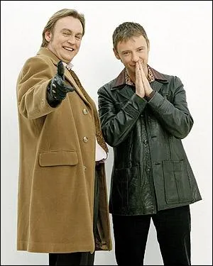 Cette srie trs originale, qui se passe en 1973, a fait l'objet d'un remake amricain. L'inspecteur Sam Tyler (jou par John Simm, en gris sur l'illustration) en est le hros...