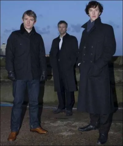 Cet inspecteur, ici au centre de la photo, se fait parfois assister par l'illustre Sherlock Holmes, lequel fait aussi parfois appel  lui. Qui est-il ?