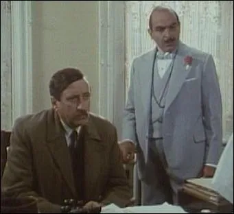 Le grand dtective Hercule Poirot fut un membre de la police royale belge. Il travaille en Angleterre en bonne intelligence avec la police galement, notamment avec l'Inspecteur... ?