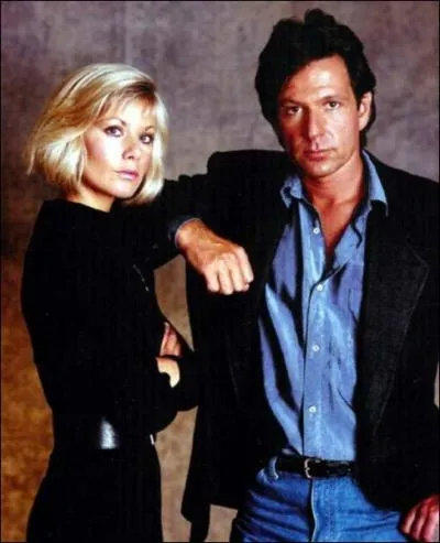 Celle-ci vient d'un milieu aristocratique, mais se retrouve flanque d'un policier amricain avec lequel on la contraint de faire quipe, ce qui cre des tincelles. Qui est-elle