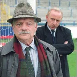 Son feutre toujours viss sur la tte, sa moustache grisonnante sont ses signes caractristiques tout comme son humour dsabus et sa tenacit. C'est l'Inspecteur...