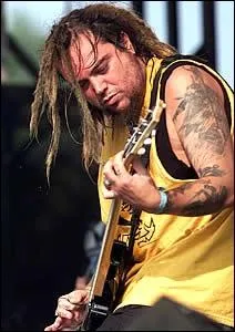 On change radicalement de style avec les frres Cavalera en tourne avec l'album  Roots . Comment s'appelle ce groupe de metal brsilien ?