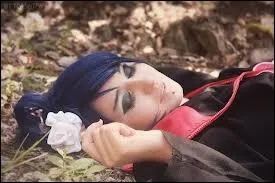 Comment s'appelle la jeune fille (sur l'image de gauche) ?