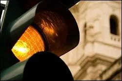 Le feu orange m'indique que je dois :