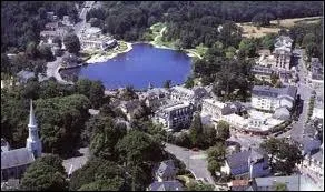 Je me rends � Bagnoles-de-l'Orne, o� les habitants portent le gentil� ...