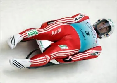 En comptition de luge en monoplace messieurs, combien de descentes chaque participant effectue-t-il par course ?