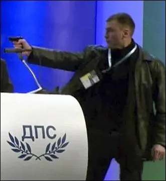 Qui a point une arme  quelques centimtres du visage d'Ahmed Dogan, homme politique bulgare, avant que celle-ci ne s'enraye ?