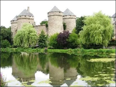 Lassay-les-Chteaux, o s'est arrt en juin 1836 Victor Hugo en compagnie de sa matresse Juliette Drouet alors qu'ils taient en route pour Fougres est situe dans :