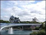 Quel difice complmentaire vient se greffer au Futuroscope en 2000 ?
