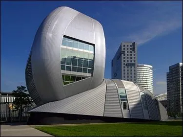 Cette maison en acier est ...