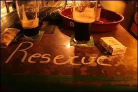 Hommage  Pierre Perret, grand amoureux des bonnes choses et de la langue verte : comment s'appelle le patron dans sa chanson  Le tord boyaux  ?