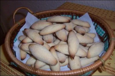 Mlanger vin + huile + sucre, puis ajouter la vanille, la levure et la farine en pluie jusqu' obtenir une pte non collante. Faire des navettes et les rouler dans du sucre :