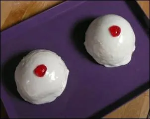 Lait + crme frache + agar-agar (algue glifiante) + sucre roux + de la poudre d'amandes + cannelle et des pistaches non sales :