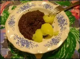 Domdenantes veut nous faire goûter une spécialité du pays nantais, c'est une mixture d'abats de cochons cuite dans un bouillon de légumes avec du pain rassis :