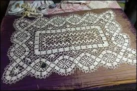 Karl a apporté de merveilleux sets de table en dentelles du Puy ...