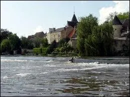 Dans quelle ville du dpartement du Cher l'Yvre se jette-t-elle dans le Cher ?