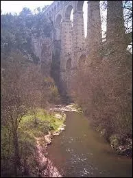 Quels dpartements de la rgion P. AC. A sont traverss par le fleuve Arc, en sachant qu'il se jette dans l'tang de Berre ?