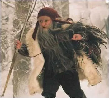 Comment s'appelle le nain, sous-fifre de la Sorcire Blanche ?