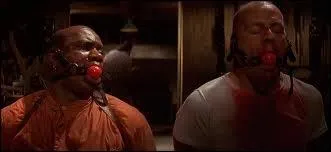 Au milieu du film, Bruce Willis utilise quelle arme pour tuer ses ennemis ?