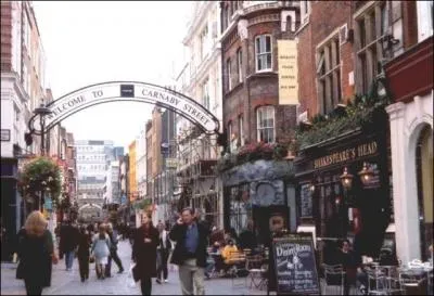 Quelle clbre rue londonienne accueille de nombreux commerces de mode ?