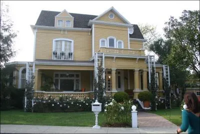 Quelle famille rside au 4349, Wisteria Lane ?