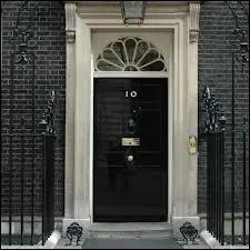 Quelle autre famille habite actuellement au 10, Downing Street ? (2013)