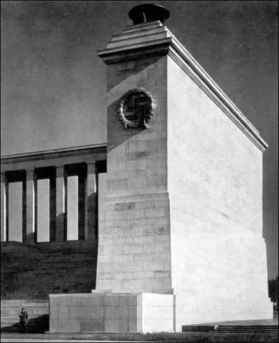 Cet architecte nazi a conu la nouvelle chancellerie du Reich, ainsi qu'un gigantesque complexe destin aux congrs nazis dans la ville de ...