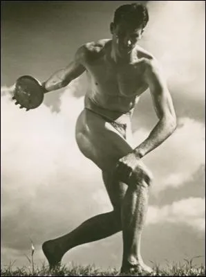 Lors des J. O. de 1936, cette artiste a ralis un film qui clbre les athltes aryens, intitul ...