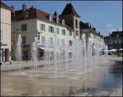 Voici la Place de la libert de Lons-le-Saunier. O se trouve la  ville du sel  ?